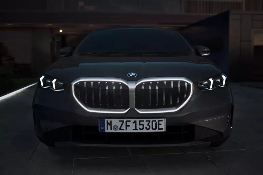 BMW 5 Series thumbnail 2